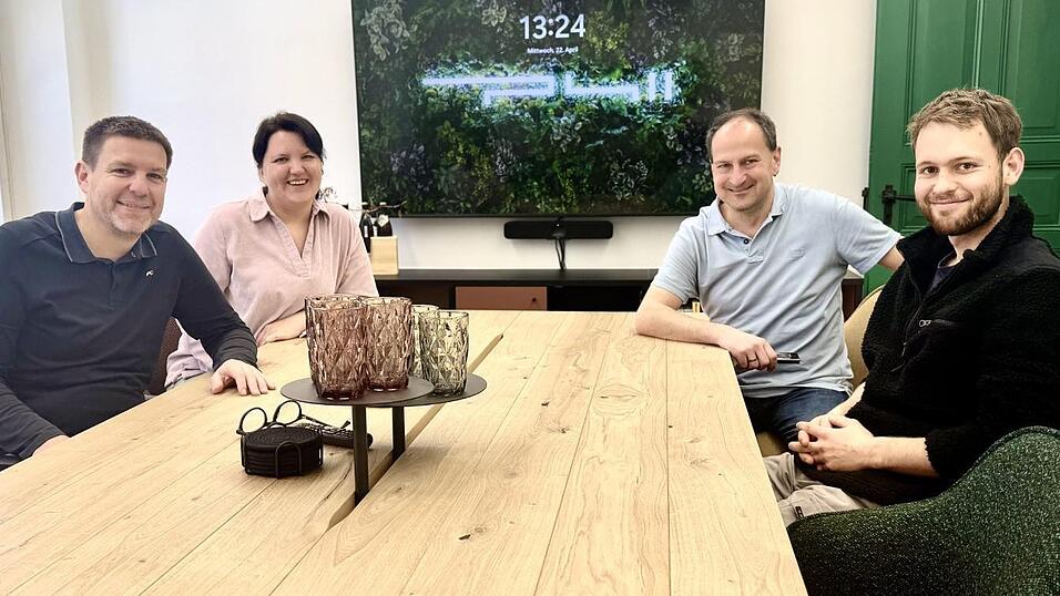 F&uuml;hlen sich in ihren neuen R&auml;umen wohl: Architekt Peter Hickl und seine Mitarbeiter Elisabeth N&uuml;rnberger, Rainer Pl&ouml;derl und Matthias M&uuml;hlbauer (von links) in ihrem Besprechungsraum.
