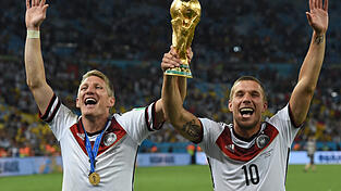 Gemeinsam zum Pokal: Bastian Schweinsteiger (l.) und Lukas Podolski jubeln nach dem Sieg bei der Fu&szlig;ball-Weltmeisterschaft 2014 in Rio de Janeiro in Brasilien.