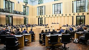Die Mitglieder des Bundesrats sitzen in der Sondersitzung des Deutschen Bundesrats zu den Dezember-Soforthilfen und dem geplanten Bürgergeld.