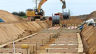 Mit dem Trassenbau - hier ein Archivbild einer vergleichbaren Erdkabel-Baustelle in Norddeutschland - steht der wirklich problematische Teil des Süd-Ost-Links noch bevor. Mit dem Trassenbau - hier ein Archivbild einer vergleichbaren Erdkabel-Baustelle in Norddeutschland - steht der wirklich problematische Teil des Süd-Ost-Links noch bevor.