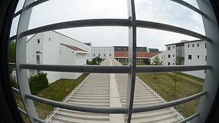 Ein Fenster mit Gitter in der Forensisch-Psychiatrischen Klinik in Straubing. In der Maßregelvollzugsklinik sind psychisch kranke Straftäter untergebracht.