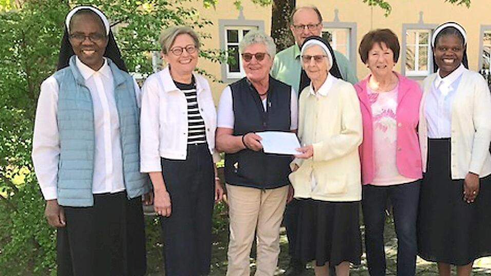 Bauunternehmerin Ingrid Weindl (Dritte von links) &uuml;berreicht die Spende an Schwester Gloriosa (Vierte von links).