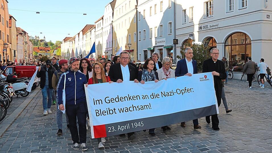 Von Stadtamhof setzte sich der Gedenkmarsch zu einem Rundweg durch die Altstadt in Bewegung.