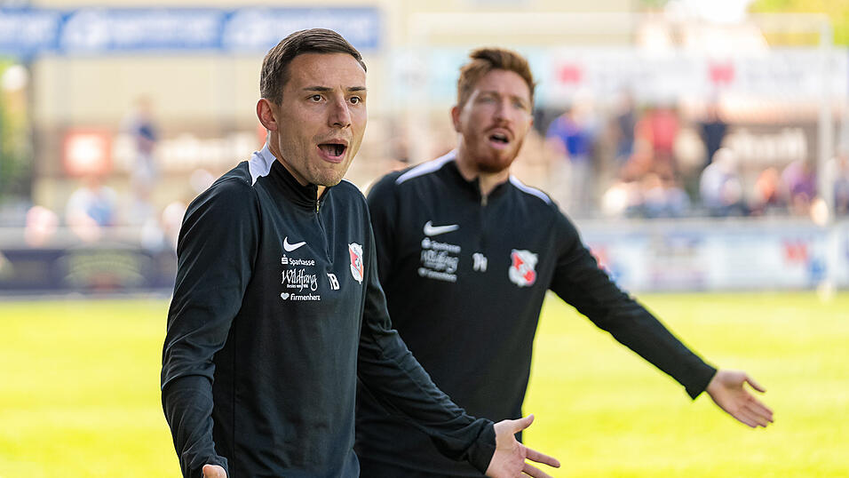 &bdquo;Es hat einfach in der ein oder anderen Situation an Erfahrung und Qualit&auml;t gefehlt&ldquo;, sagt Hankofens Cheftrainer Tobias Beck (l.) zur Regionalliga-Saison 2025/26 der SpVgg Hankofen.