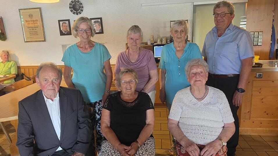 Vorsitzender Peter Michael Obermeier (vorne, v. l.), Marianne Flieger, Annemarie Hecker, Schriftf&uuml;hrerin Heidi Sch&auml;fer (hinten, v. l.), Beisitzerin Mali Steinleitner, Kassiererin Gertraud Weinmaier und Franz Xaver Guggenberger bei der Versammlung