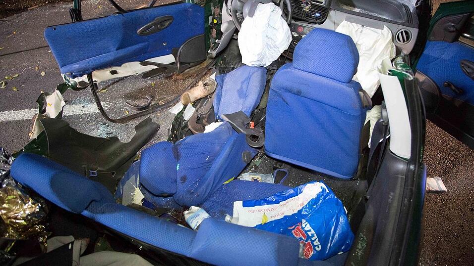 Zwei Menschen starben bei einem Verkehrsunfall am Montagabend auf der B11 bei Eching. Zwei Menschen starben bei einem Verkehrsunfall am Montagabend auf der B11 bei Eching.