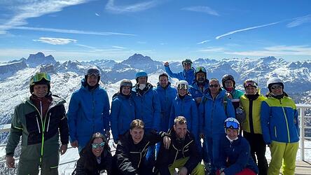 Ein Teil der Gruppe des Skiclubs Vilsbiburg auf der Panorama-Terrasse am Lagazuoi.