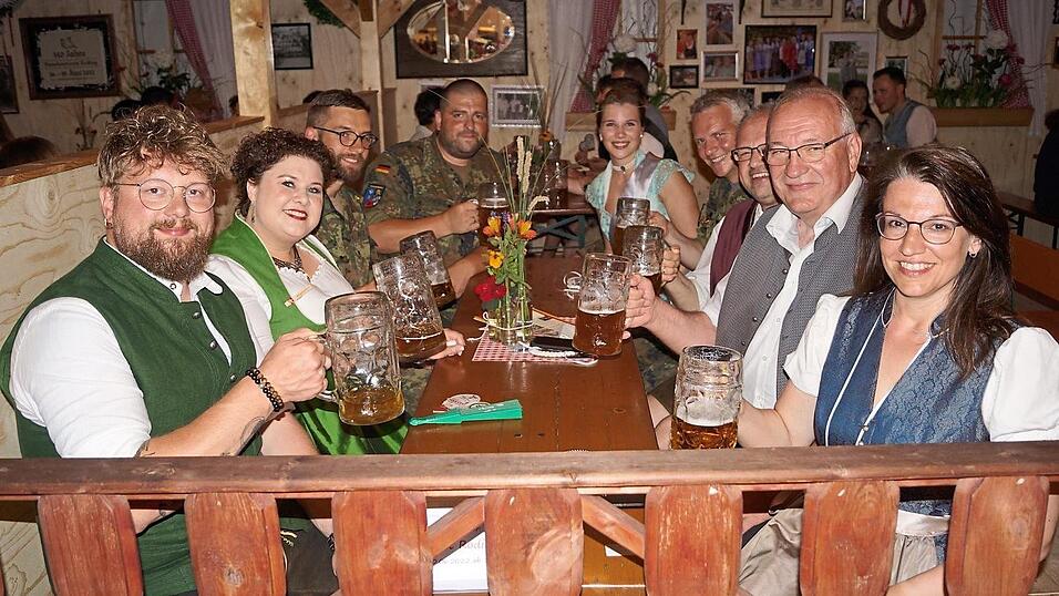 Zusammen mit der Abgeordneten Martina Englhardt-Kopf, Oberstleutnant Dr. Tobias G&ouml;&szlig;lbauer, der Volksfestk&ouml;nigin Melanie I. und B&uuml;rgermeisterin Alexandra Riedl feiert Landrat Franz L&ouml;ffler in der Stadtbox.