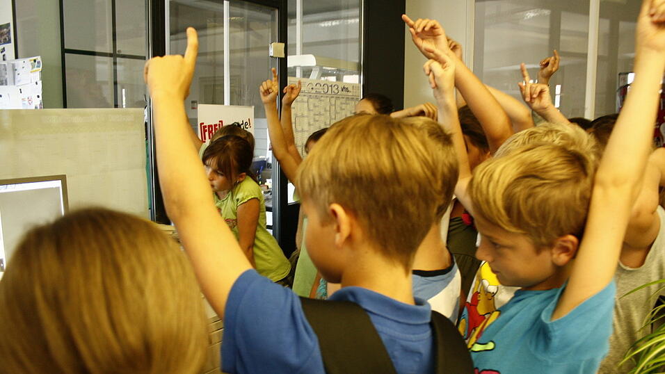 Die 4a und 4b der Grundschule Alburg besuchte am Donnerstag, 11. Juli, zusammen mit ihren Lehrerinnen Frau Scheer und Frau Schill das Verlagshaus des Straubinger Tagblatts. (Foto: Pfeffer) Die 4a und 4b der Grundschule Alburg besuchte am Donnerstag, 11. Juli, zusammen mit ihren Lehrerinnen Frau Scheer und Frau Schill das Verlagshaus des Straubinger Tagblatts. (Foto: Pfeffer)