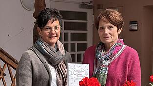 Monika Wagner (l.) und Angelika Graf (r.) freuen sich über die Veröffentlichung von „Adventliches“.