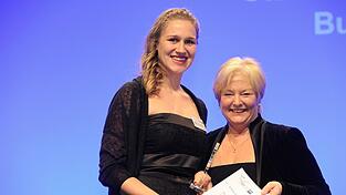 Deutschlands beste Medientechnologin Druck: Stephanie Gottswinter (links) zusammen mit Carola Schaar, Vorsitzende des DIHK-Bildungsausschusses.