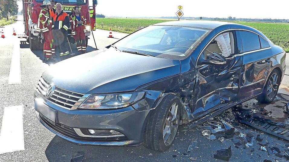 Der VW-Fahrer wollte nach links in die B8 in Richtung Regensburg abbiegen.