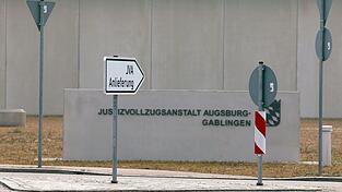 Wegen der Misshandlung von H&auml;ftlingen sind drei Beamte der JVA Augsburg-Gablingen angeklagt worden. (Archivbild)