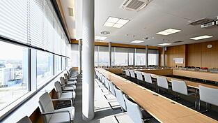 Blick in den gro&szlig;en Sitzungssaal des Landratsamtes. Die Zusammensetzung des k&uuml;nftigen Kreistags steht seit Montagnachmittag fest. F&uuml;r die bunte Koalition, bestehend aus Freien W&auml;hlern, SPD, Gr&uuml;nen, FDP und &Ouml;DP, wird es im neuen Gremium nicht mehr ganz reichen: Zusammen kommen sie auf weniger als 50 Prozent. Die Frage ist nun: Was soll an die Stelle des breiten Mehrheitsb&uuml;ndnisses treten?