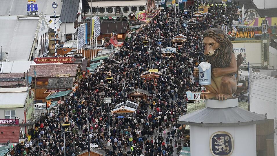 2025 musste das Wiesn-Gel&auml;nde zeitweise wegen &Uuml;berf&uuml;llung geschlossen werden (Archivbild).