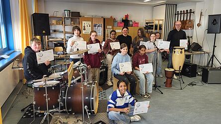 Die Teilnehmer des Musikworkshops mit Mittelschul-Rektor Mario Kleinert. Die Teilnehmer des Musikworkshops mit Mittelschul-Rektor Mario Kleinert.