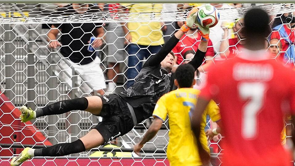Gregor Kobel wurde zum Matchwinner der Schweiz. Gregor Kobel wurde zum Matchwinner der Schweiz.