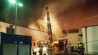 Es dauerte bis in die frühen Morgenstunden, ehe die Einsatzkräfte der Feuerwehr das Feuer unter Kontrolle hatten. (Foto: ih) Es dauerte bis in die frühen Morgenstunden, ehe die Einsatzkräfte der Feuerwehr das Feuer unter Kontrolle hatten. (Foto: ih)
