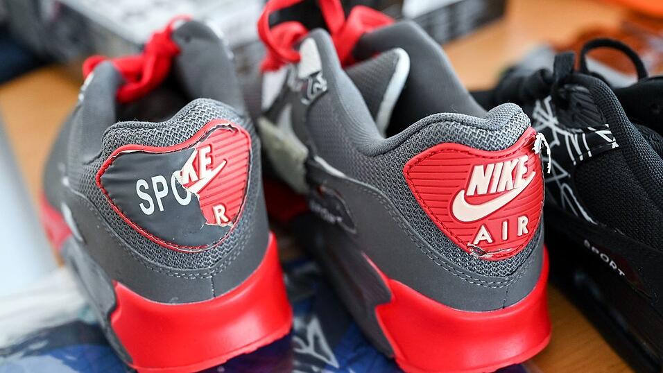 Eine Fälschung imitiert einen Markenartikel - wie in diesem Fall Nike-Schuhe.
