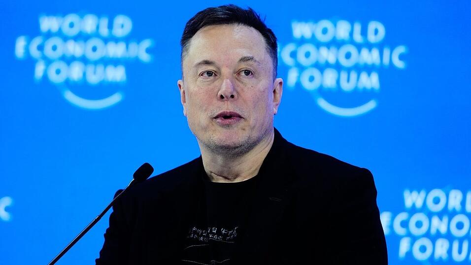 Bis Ende kommenden Jahres k&ouml;nnte Tesla Optimus-Roboter &laquo;an die &Ouml;ffentlichkeit&raquo; verkaufen, prognostizierte Elon Musk in Davos.