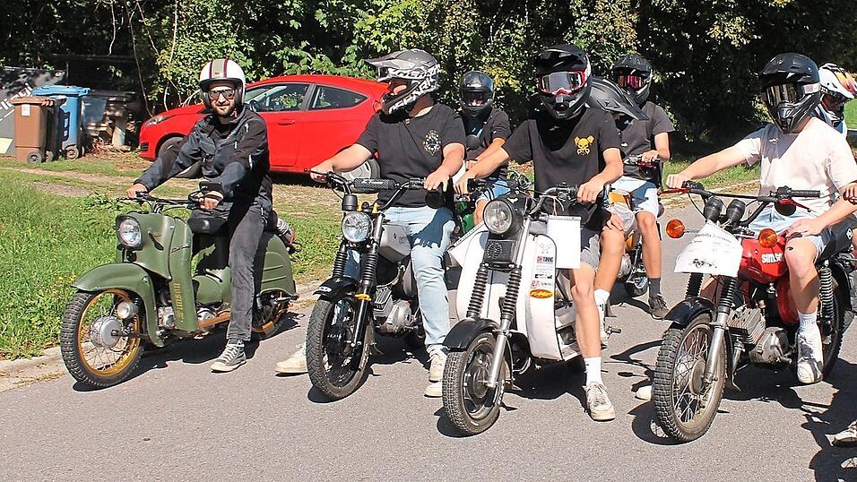 Stolz pr&auml;sentierten die Jungs ihre Simsons. Die historischen Fahrzeuge aus der ehemaligen DDR besitzen mittlerweile Kultstatus.
