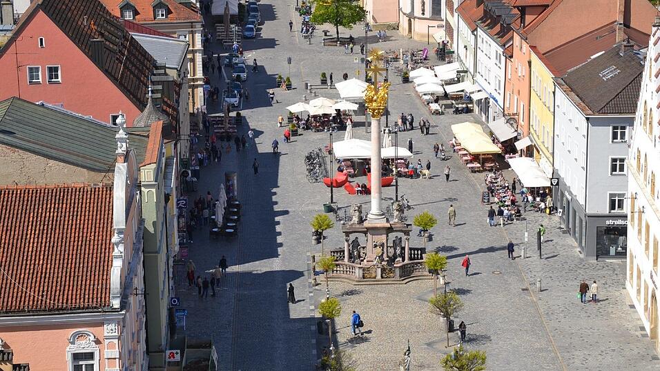 Klein wie eine Spielzeugstadt liegt der Stadtplatz von Straubing unter dem Turmbesteiger.