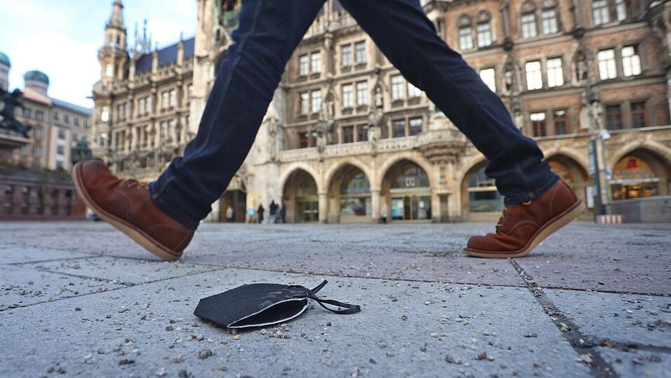 In Bayern will man größtenteils noch an der Maskenpflicht festhalten (Symbolbild). In Bayern will man größtenteils noch an der Maskenpflicht festhalten (Symbolbild).