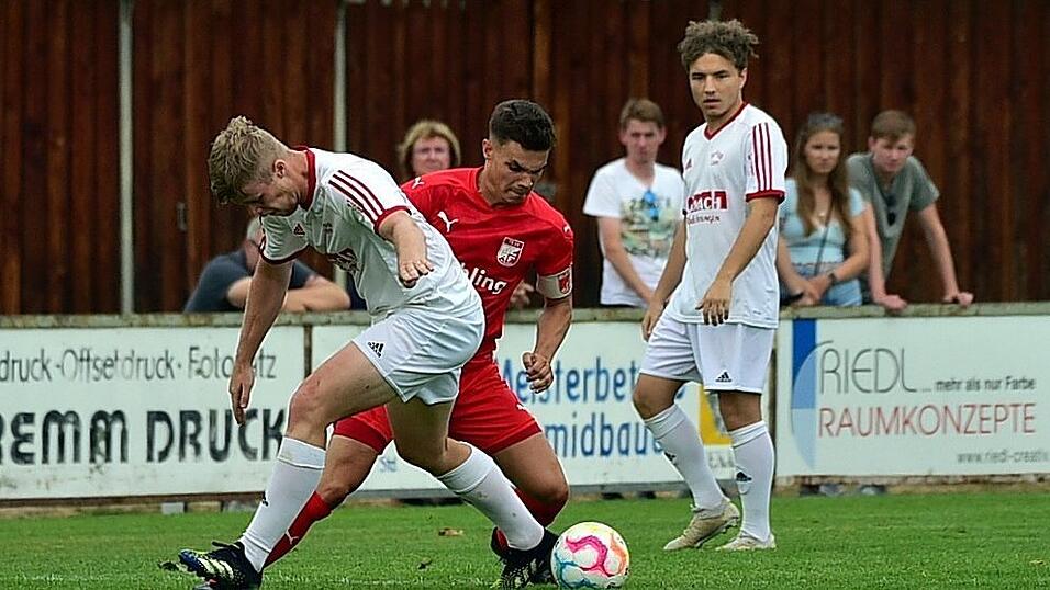 Roding (rot) hat das Landkreis-Derby gegen Lam (weiß) klar für sich entschieden.
