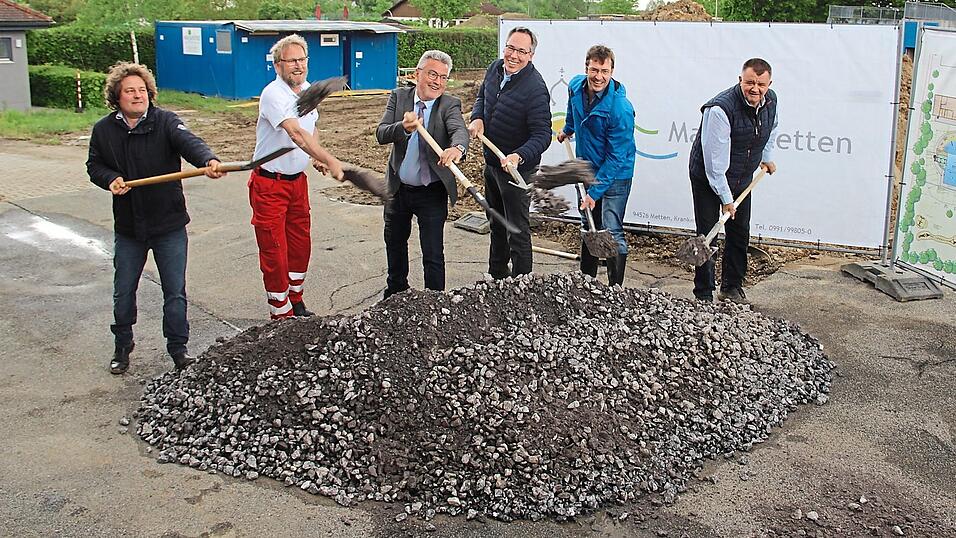 Peter Majuntke von der bauausf&uuml;hrenden Firma Majuntke, Martin Pl&ouml;tz, Vorsitzender der Wasserwacht Metten, zweiter B&uuml;rgermeister Herbert Stadler, erster B&uuml;rgermeister Andreas Moser, Bauamtsleiter Frank Chrzon und Planer Claus Schmitt von der 'WasserWerkstatt' in Bamberg (v. l.).