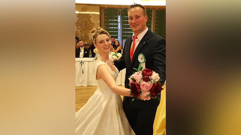 Stefan Seiderer mit Anna Maria Pielmeier (Bild) und&nbsp;Nicklas Neubauer mit Eva-Maria Schreiner er&ouml;ffneten die Tanzrunden.