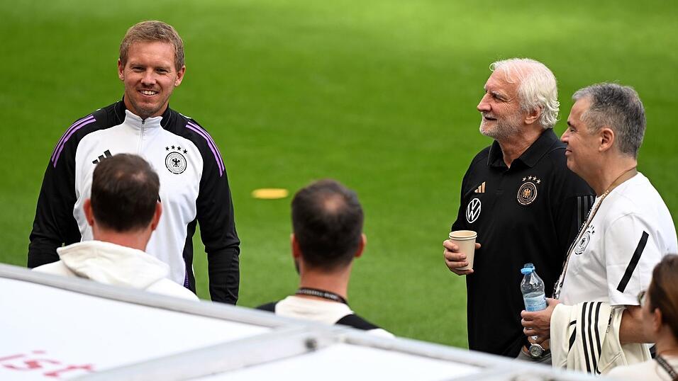 Julian Nagelsmann (l.) und Rudi Völler (2.v.r.) bekommen in Washington die WM-Gruppengegner zugelost. (Archivbild) Julian Nagelsmann (l.) und Rudi Völler (2.v.r.) bekommen in Washington die WM-Gruppengegner zugelost. (Archivbild)