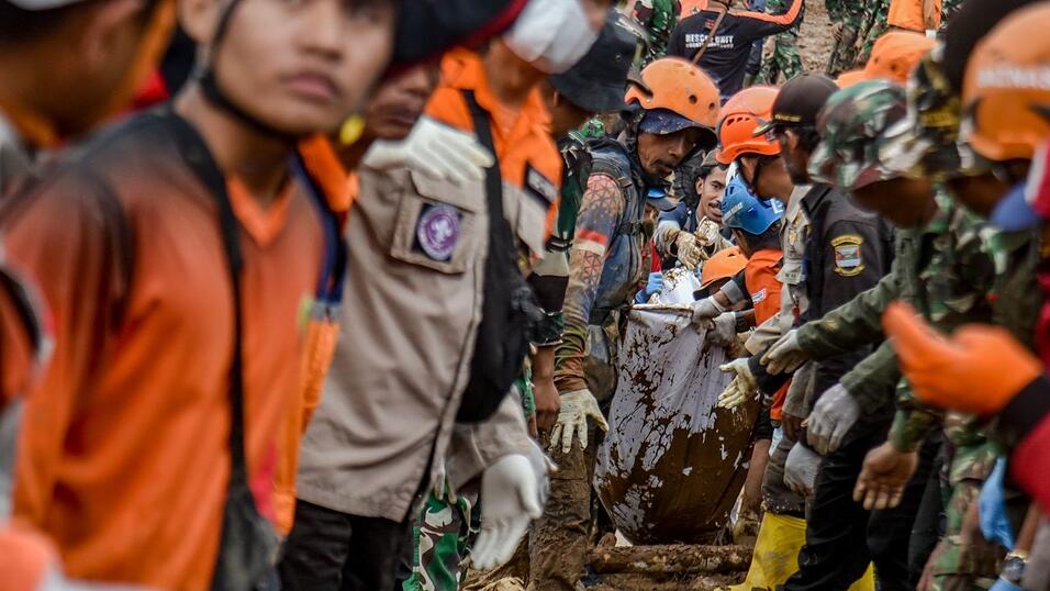 Immer wieder kommt es w&auml;hrend der Regenzeit in Indonesien zu Erdrutschen.