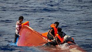 Immer wieder kommen Menschen bei der Fahrt &uuml;bers Mittelmeer ums Leben. (Archivbild)