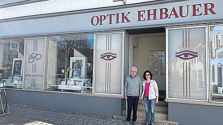 Hans Ehbauer mit seiner langj&auml;hrigen Mitarbeiterin Renate Simbeck vor ihrem Gesch&auml;ft.