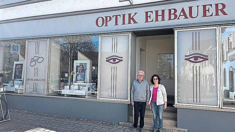 Hans Ehbauer mit seiner langjährigen Mitarbeiterin Renate Simbeck vor ihrem Geschäft. Hans Ehbauer mit seiner langjährigen Mitarbeiterin Renate Simbeck vor ihrem Geschäft.