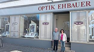 Hans Ehbauer mit seiner langj&auml;hrigen Mitarbeiterin Renate Simbeck vor ihrem Gesch&auml;ft.