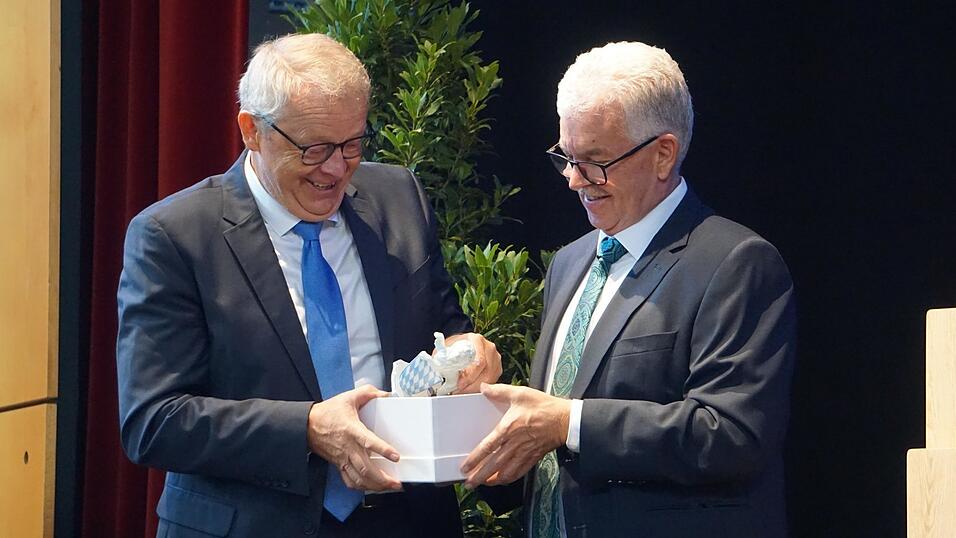 Einen bayerischen Löwen „für besondere Verdienste um die bayerische Heimat“ überreichte Ministerialdirektor Hubert Bittlmayer (r.) im Namen von Landwirtschaftsministerin Michaela Kaniber an Josef Eichenseer, der nach fast 40 Jahren im Staatsdienst, davon 21 Jahre als Amtsleiter, Ende Juli in den Ruhestand gegangen war. Einen bayerischen Löwen „für besondere Verdienste um die bayerische Heimat“ überreichte Ministerialdirektor Hubert Bittlmayer (r.) im Namen von Landwirtschaftsministerin Michaela Kaniber an Josef Eichenseer, der nach fast 40 Jahren im Staatsdienst, davon 21 Jahre als Amtsleiter, Ende Juli in den Ruhestand gegangen war.