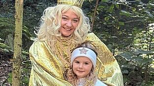 Das Fotoshooting fand bereits statt: Hannah Reitmeier als Christkind zusammen mit einem Engelchen.