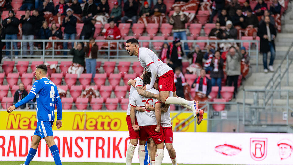 Am Ende obenauf: Der SSV Jahn Regensburg entschied am Samstag ein spannendes Spiel gegen Hansa Rostock für sich. Am Ende obenauf: Der SSV Jahn Regensburg entschied am Samstag ein spannendes Spiel gegen Hansa Rostock für sich.