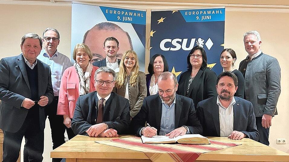 Manfred Weber beim Eintrag ins Goldene Buch Aiterhofens (v. l., stehend): Altlandrat Alfred Reisinger, Zweiter Bürgermeister Manfred Engl, stellvertretende Landrätin Barbara Unger, Europalistenkandidat Philip Sloma, Europalistenkandidatin Katharina Dilger, Europa-Union Kreisvorsitzende Christine Sporrer-Dorner, Dritte Bürgermeisterin Heike Kattler, stellvertretende CSU-Kreisvorsitzende Julia Böckl, Bezirksrat Franz Schreyer, (v. l. sitzend): MdL Josef Zellmeier, MdEP Manfred Weber, Erster Bürgermeister Adalbert Hösl Manfred Weber beim Eintrag ins Goldene Buch Aiterhofens (v. l., stehend): Altlandrat Alfred Reisinger, Zweiter Bürgermeister Manfred Engl, stellvertretende Landrätin Barbara Unger, Europalistenkandidat Philip Sloma, Europalistenkandidatin Katharina Dilger, Europa-Union Kreisvorsitzende Christine Sporrer-Dorner, Dritte Bürgermeisterin Heike Kattler, stellvertretende CSU-Kreisvorsitzende Julia Böckl, Bezirksrat Franz Schreyer, (v. l. sitzend): MdL Josef Zellmeier, MdEP Manfred Weber, Erster Bürgermeister Adalbert Hösl