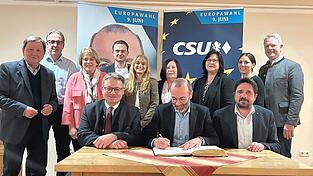 Manfred Weber beim Eintrag ins Goldene Buch Aiterhofens (v. l., stehend): Altlandrat Alfred Reisinger, Zweiter Bürgermeister Manfred Engl, stellvertretende Landrätin Barbara Unger, Europalistenkandidat Philip Sloma, Europalistenkandidatin Katharina Dilger, Europa-Union Kreisvorsitzende Christine Sporrer-Dorner, Dritte Bürgermeisterin Heike Kattler, stellvertretende CSU-Kreisvorsitzende Julia Böckl, Bezirksrat Franz Schreyer, (v. l. sitzend): MdL Josef Zellmeier, MdEP Manfred Weber, Erster Bürgermeister Adalbert Hösl Manfred Weber beim Eintrag ins Goldene Buch Aiterhofens (v. l., stehend): Altlandrat Alfred Reisinger, Zweiter Bürgermeister Manfred Engl, stellvertretende Landrätin Barbara Unger, Europalistenkandidat Philip Sloma, Europalistenkandidatin Katharina Dilger, Europa-Union Kreisvorsitzende Christine Sporrer-Dorner, Dritte Bürgermeisterin Heike Kattler, stellvertretende CSU-Kreisvorsitzende Julia Böckl, Bezirksrat Franz Schreyer, (v. l. sitzend): MdL Josef Zellmeier, MdEP Manfred Weber, Erster Bürgermeister Adalbert Hösl