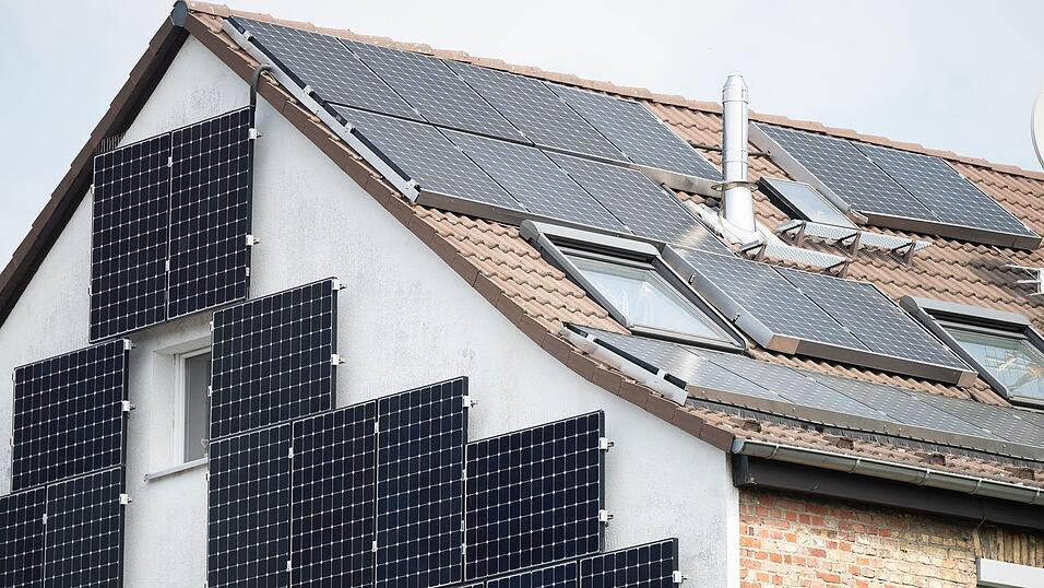 Die Vergütung für Solarstrom, der in das Stromnetz eingespeist wird, wird für neue Anlagen gesenkt. (Archivbild) Die Vergütung für Solarstrom, der in das Stromnetz eingespeist wird, wird für neue Anlagen gesenkt. (Archivbild)
