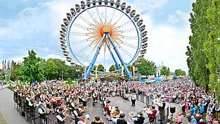 Ein Eindruck vom Blasmusikkonzert aller Festzeltkapellen im vergangenen Jahr am Hagen. Musikalisch und von der Publikumsresonanz her imposanter geht kaum.