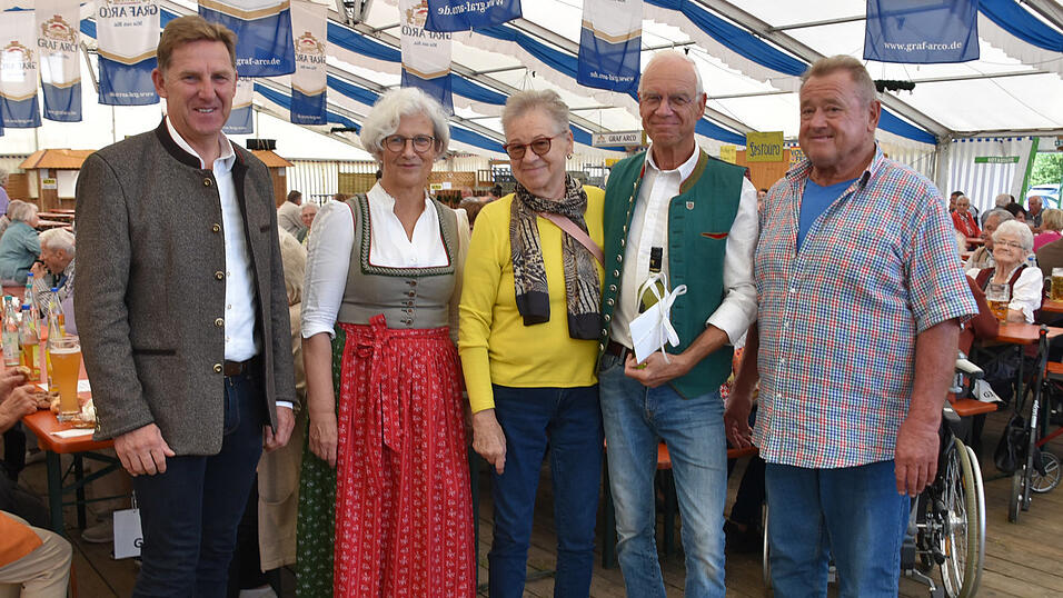 Das Ehepaar Schmidt wurde verabschiedet. Das Ehepaar Schmidt wurde verabschiedet.