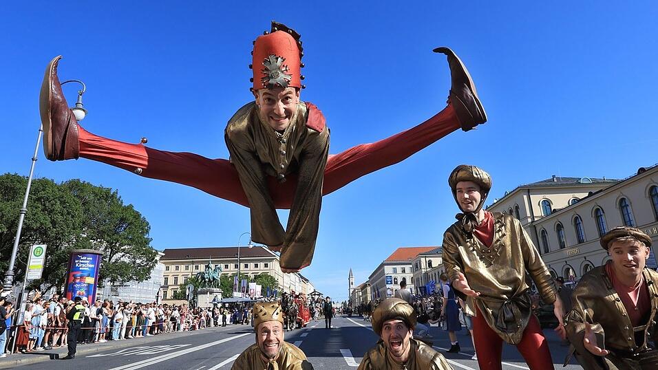 Beim Trachtenumzug am Sonntag waren auch Moriskentänzer dabei. Beim Trachtenumzug am Sonntag waren auch Moriskentänzer dabei.