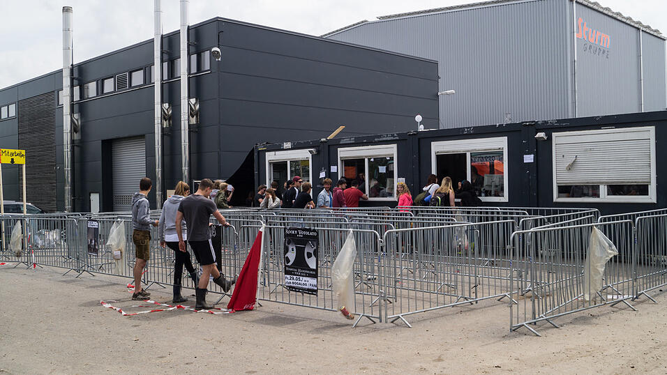 Auf dem Campingplatz lassen es die Pfingst-Open-Air-Besucher richtig krachen, aufgenommen von Regina H&ouml;lzel am Freitag.