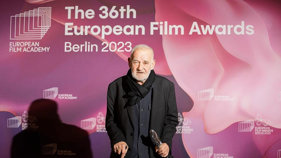 Bela Tarr erhielt 2023 eine Auszeichnung beim Europäischen Filmpreis. Bela Tarr erhielt 2023 eine Auszeichnung beim Europäischen Filmpreis.