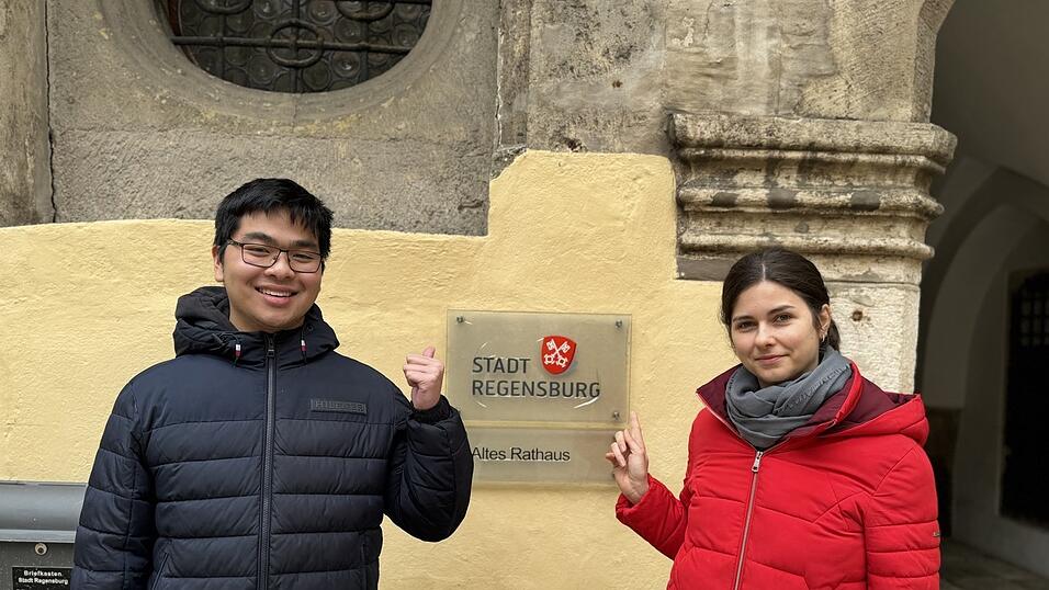 Das Regensburger Rathaus soll weiter in roter Hand bleiben. Das jedenfalls w&uuml;nschen sich Hung Trieu (links) und Anna Gmeiner. Beide treten f&uuml;r die SPD zur Kommunalwahl an.