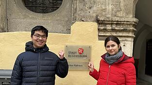 Das Regensburger Rathaus soll weiter in roter Hand bleiben. Das jedenfalls w&uuml;nschen sich Hung Trieu (links) und Anna Gmeiner. Beide treten f&uuml;r die SPD zur Kommunalwahl an.