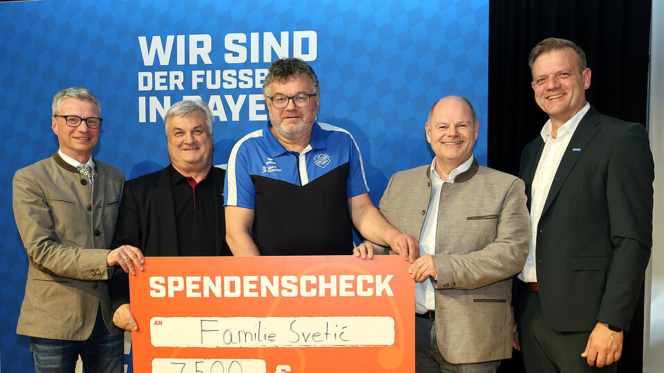 Im Rahmen des Bezirkstags &uuml;bergab die Sozialstiftung des Bayerischen Fu&szlig;ball-Verbandes durch BFV-Schatzmeister J&uuml;rgen Faltenbacher (2.v.l.), der Vorsitzender des Stiftungsvorstandes ist, Vizepr&auml;sident Reinhold Baier (2.v.r.) als dessen Stellvertreter sowie Deggendorfs Landrat Bernd Sibler (links), Mitglied des Stiftungsrates, einen Scheck in H&ouml;he von 7.500 Euro. Den nahm Christian Fuchs (Mitte), Jugendleiter des TV Freyung, stellvertretend f&uuml;r die Familie Svetic entgegen.
